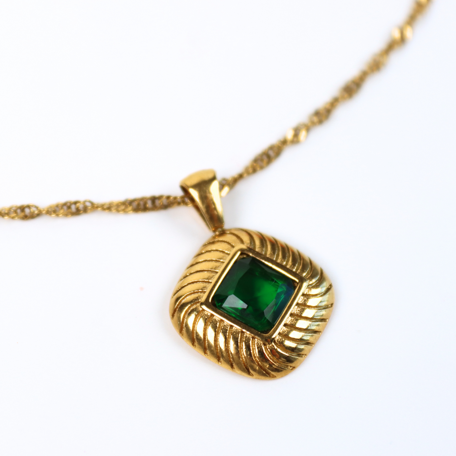 Elara pendant Necklace